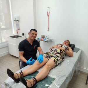 Dr Navas aplicando acido hialuronico