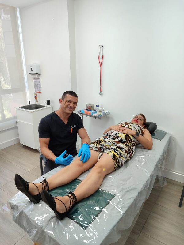 Dr Navas aplicando acido hialuronico