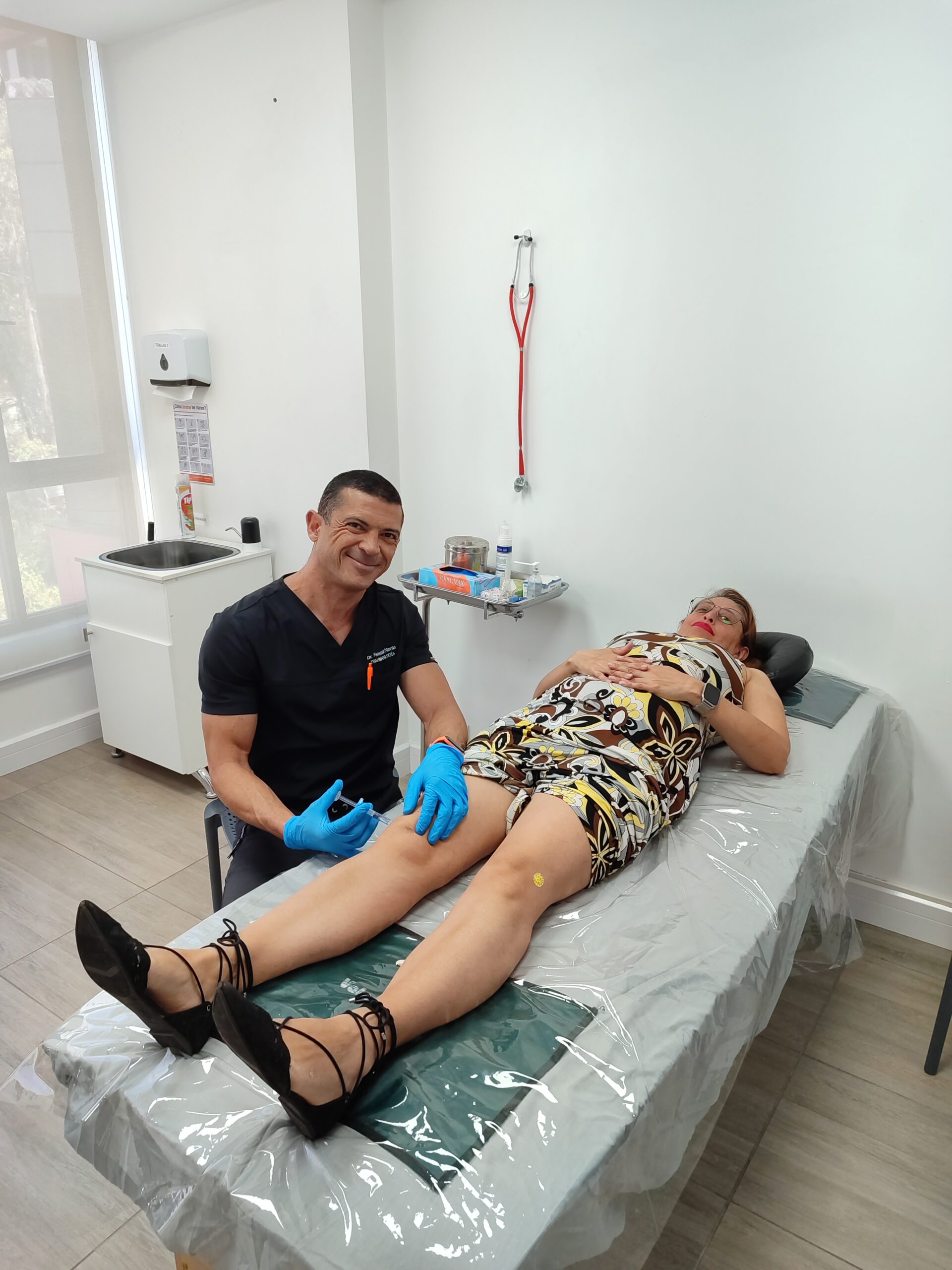 Dr Navas aplicando acido hialuronico